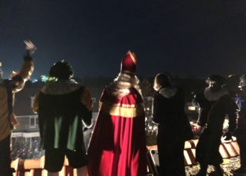 Jan van Goyenstraat in Heemstede stroomt vol met kinderen voor Sint op het dak