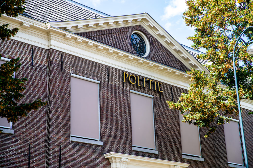 De politie vermoedt dat de bestelbus in brand is gestoken.