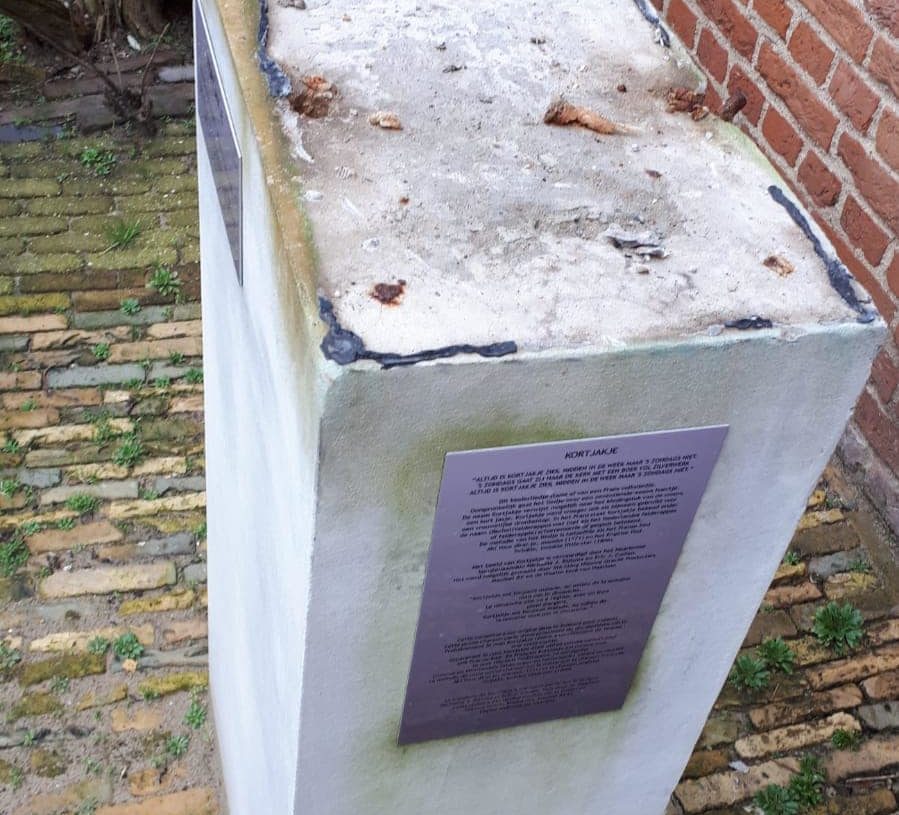 Beeld Kortjakje bij Waalse Kerk van sokkel gestolen