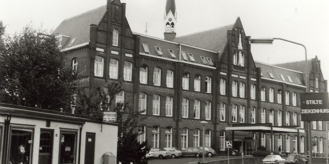 Het torentje van het Deo-ziekenhuis verhuist naar Friesland