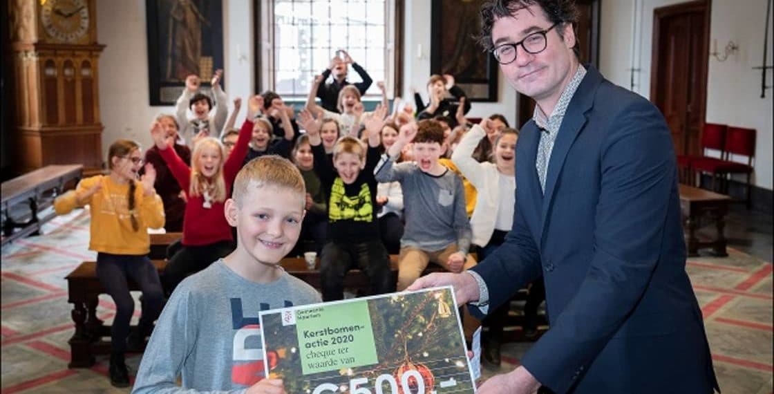 Blije Jamie wint superprijs van de Kerstbomenactie