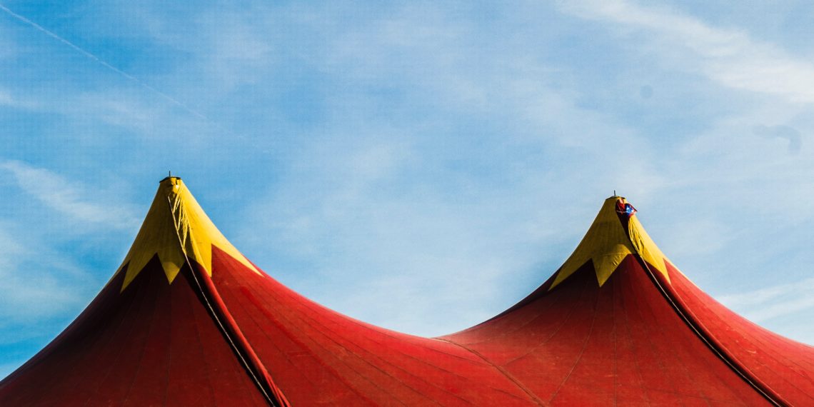 Kerstcircus Renz houdt zich kranig na brand in opslag