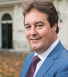 Albert de Gelder in gesprek met PVV-politicus Marco Deen