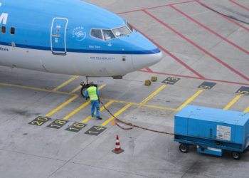 KLM snijdt in personeel; werktijdverkorting en banen op de tocht