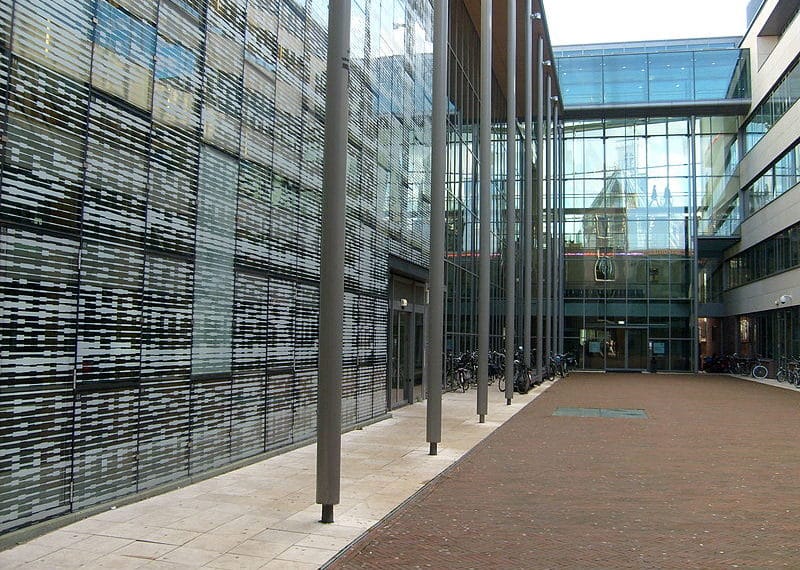 Jonge overvallers die pinnende man doodstaken langer vast