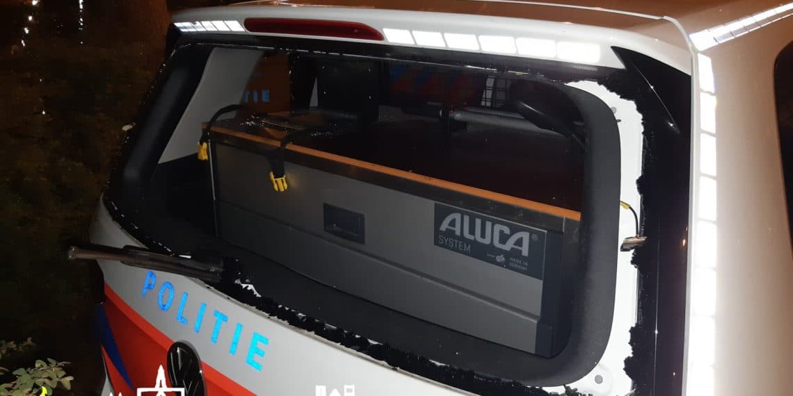 Man sloopt autoruit met zijn hoofd na aanhouding