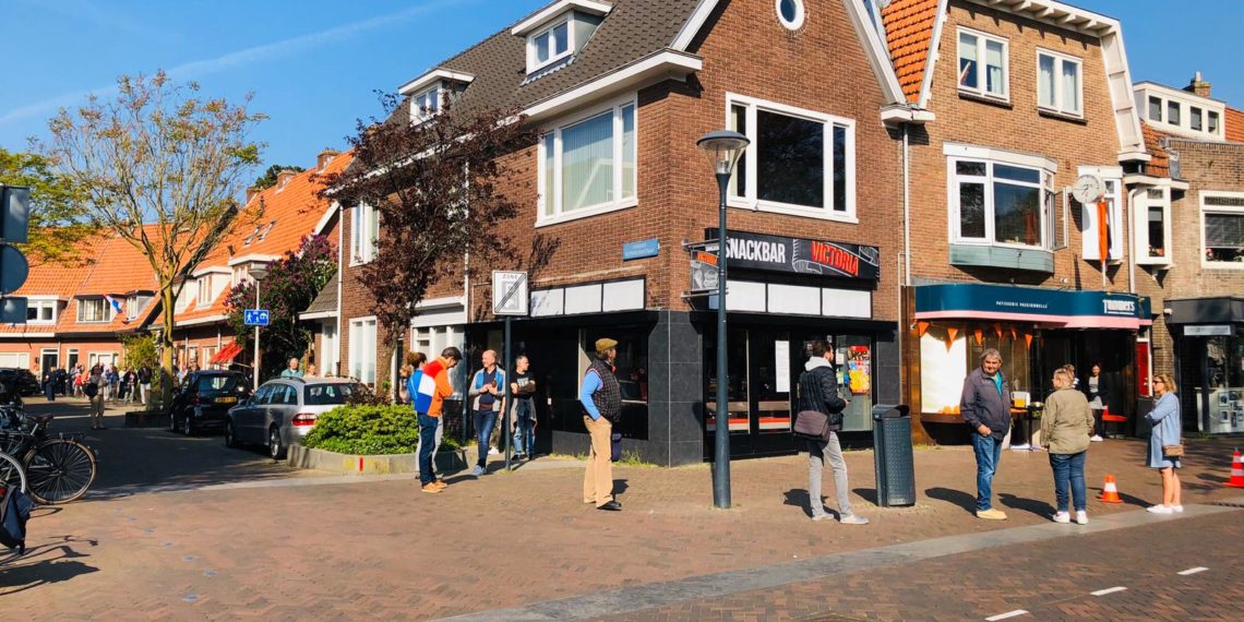 Lange rij bij bakker op Binnenweg