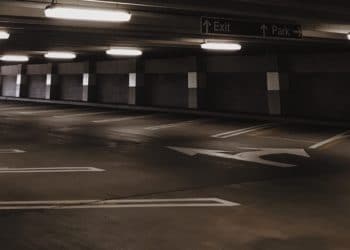 Schiphol sluit parkeerterreinen