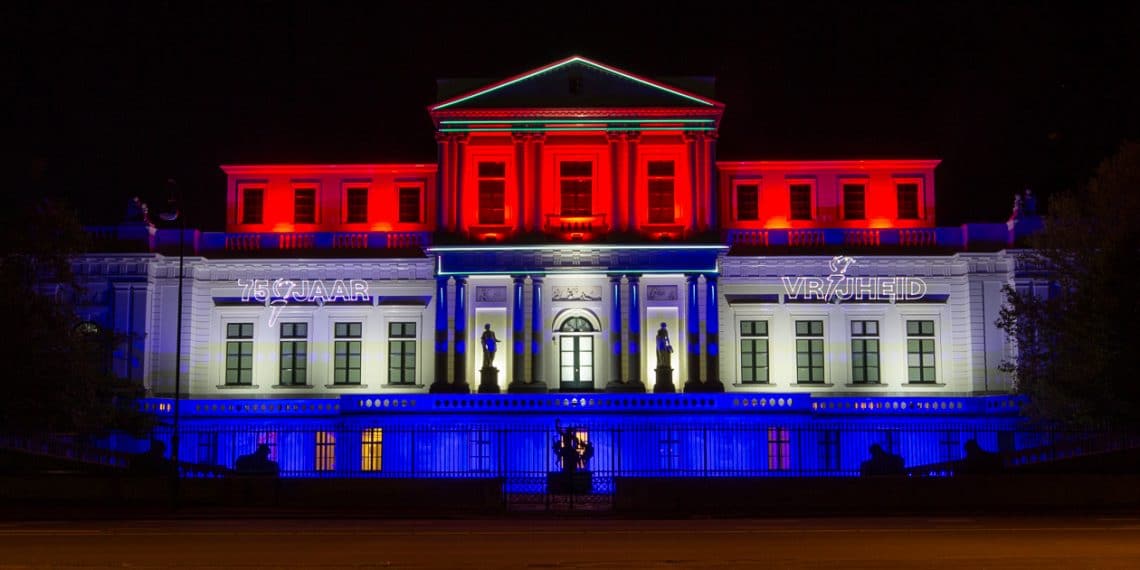 Vrijheidsvuur ontstoken, paviljoen Welgelegen kleurt rood, wit en blauw