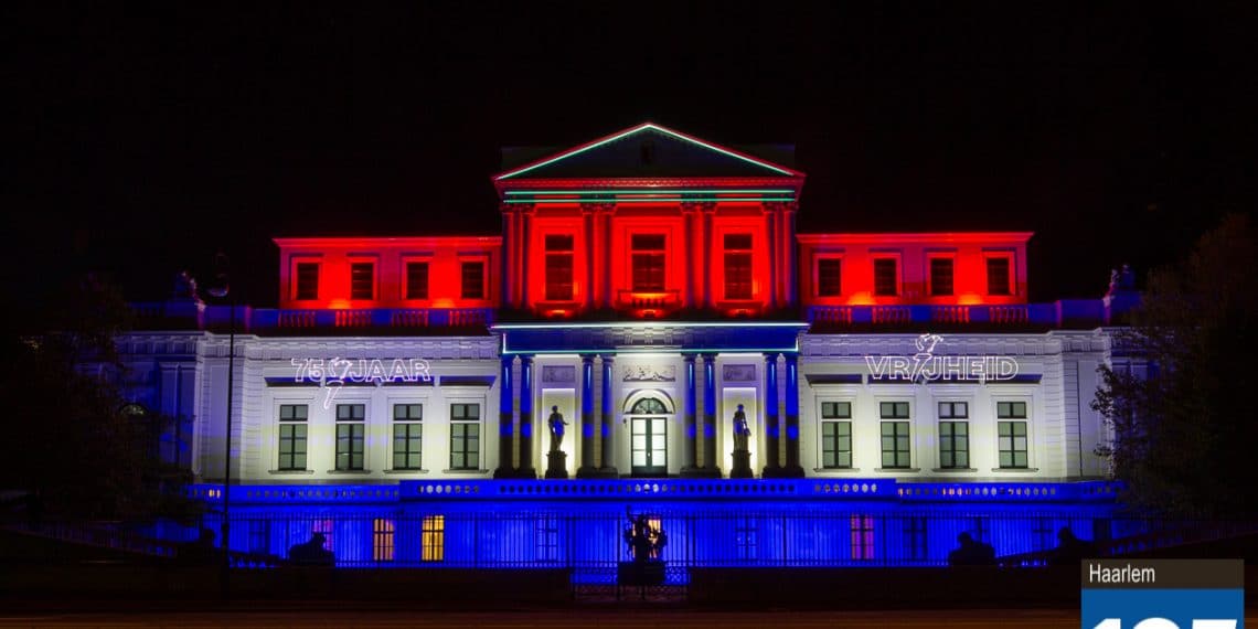 Vrijheidsvuur ontstoken, paviljoen Welgelegen kleurt rood, wit en blauw