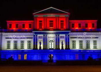 Vrijheidsvuur ontstoken, paviljoen Welgelegen kleurt rood, wit en blauw