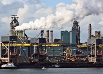 Medewerkers Tata Steel leggen werk neer na ontslag directeur en eisen uitleg