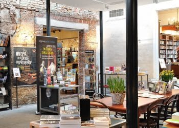 Saartje Kuijs bespreekt twee heel verschillende YA boeken in Niet Thuis Magazine