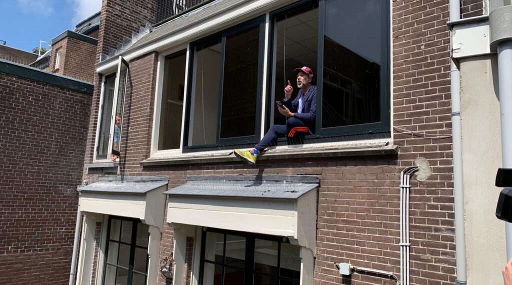 Roeland Fernhout draagt voor aan de leerlingen van het Stedelijk Gymnasium in Haarlem