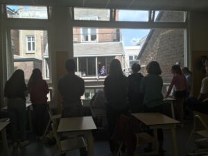 Roeland Fernhout draagt voor aan de leerlingen van het Stedelijk Gymnasium in Haarlem