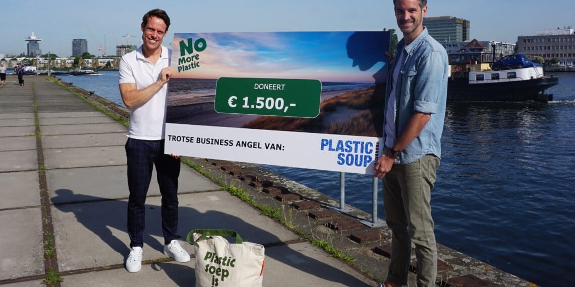 Haarlems tassenmerk geeft drieduizend euro aan goede doel