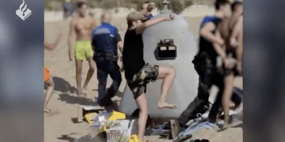 Beelden vrijgegeven van mishandeling handhavers