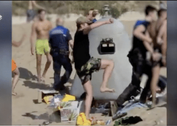 Beelden vrijgegeven van mishandeling handhavers