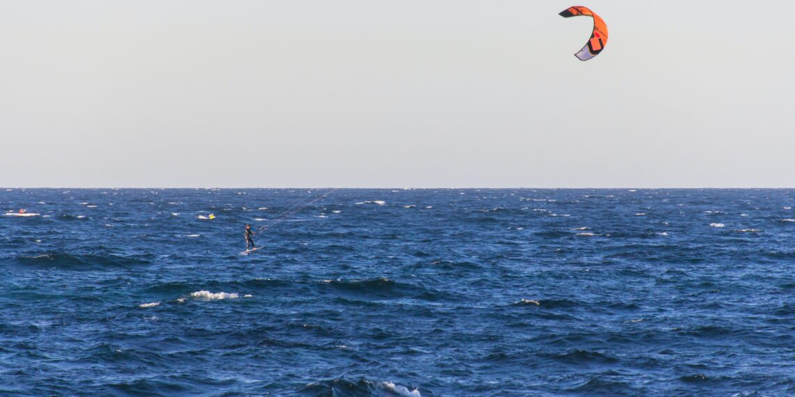 Kitesurfer raakt zwaargewond in Zandvoort
