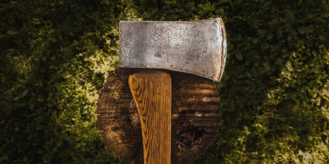 Man valt agent aan met bijl