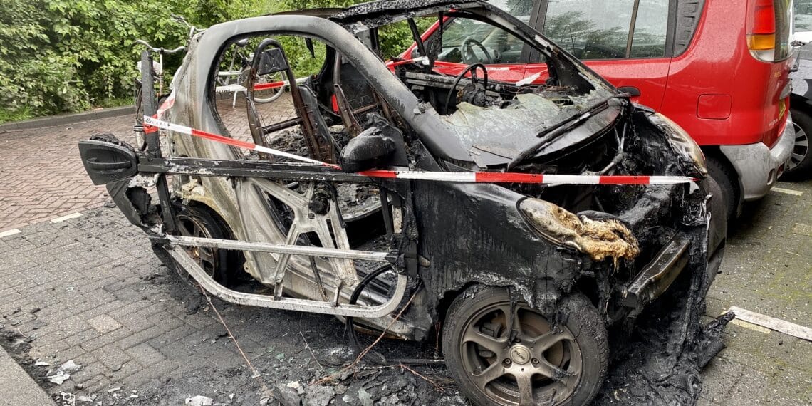 Brandweer vier keer op één nacht in de weer met autobranden in Haarlem