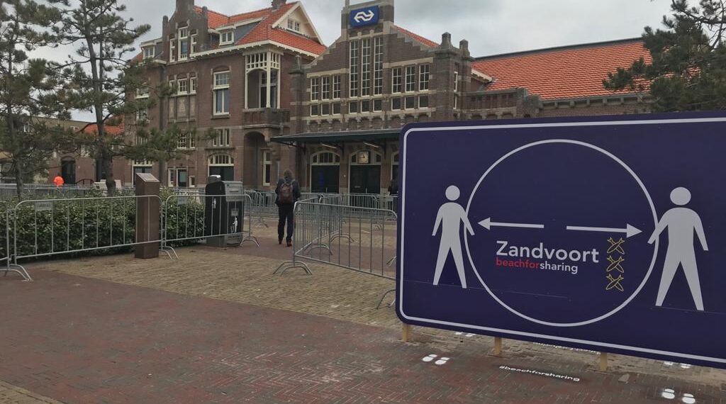 Zandvoort plaatst dranghekken rond station