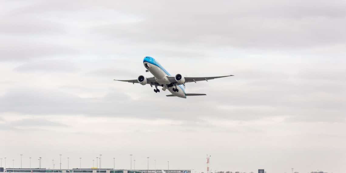 Passagiers van 38 vluchten naar Schiphol gewaarschuwd voor coronabesmetting