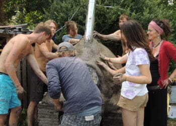 Zand, water, klei en stro zijn de ingrediënten die je nodig hebt voor een pizza oven