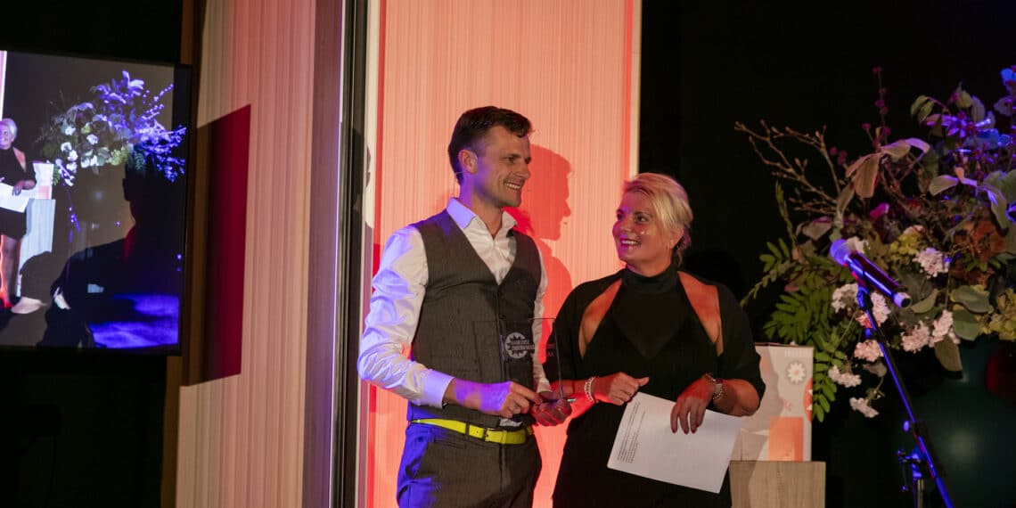 “De gelukkige HOP winnaar 2020 Gerard Koelewijn met rechts juryvoorzitter Masha Vos (foto: Adam van Noort).”