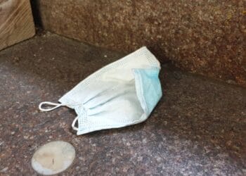 Milieuorganisaties bang voor toename zwerfmondkapjes