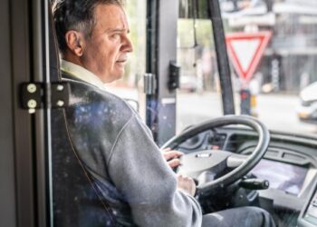 Buschauffeur voortaan afgeschermd, instappen aan de voorkant van de bus mag weer