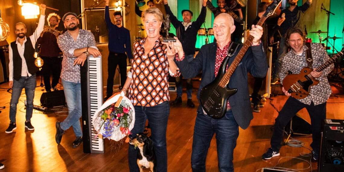 Haarlemse prijs Henny Hogenbijl uitgereikt aan Orchestre Partout: het orkest van de AZC’s