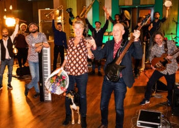 Haarlemse prijs Henny Hogenbijl uitgereikt aan Orchestre Partout: het orkest van de AZC’s