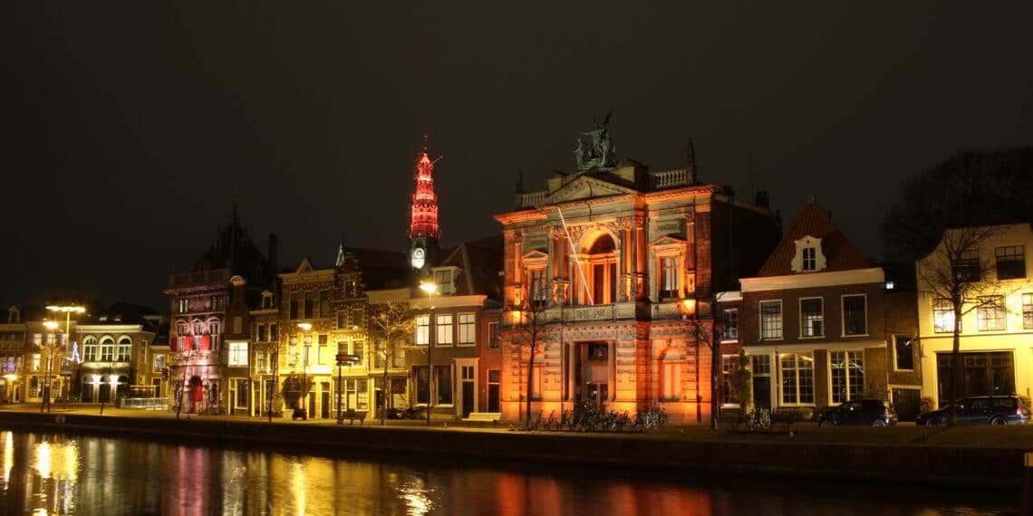Haarlemse gebouwen Oranje verlicht