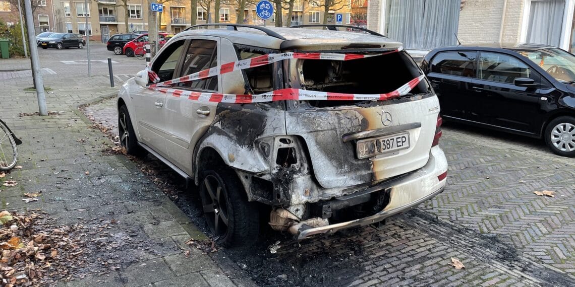 Auto in vlammen op in de Colensostraat