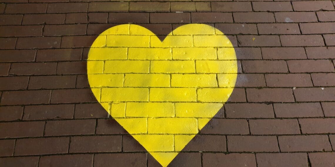 Nieuwe gele harten, cirkels en belijning in Haarlemse winkelstraten