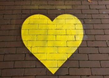 Nieuwe gele harten, cirkels en belijning in Haarlemse winkelstraten