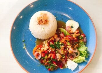 “Indonesische cateraar in Haarlem in financiële problemen door fout KvK”