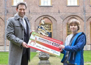 Tienjarige Jules pakt superprijs van De grote Haarlemse kerstspeurtocht