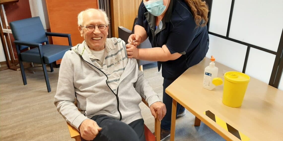 Eerste oudere in woonzorginstelling Sint Jacob krijgt zijn coronaprik