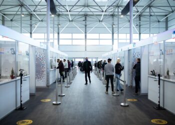 Test- en vaccinatielocatie Schiphol gesloten wegens storm