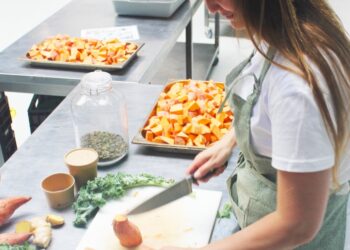 Haarlemse Priscilla van Ooijen start tijdens corona met haar onderneming in plantaardig hondenvoer