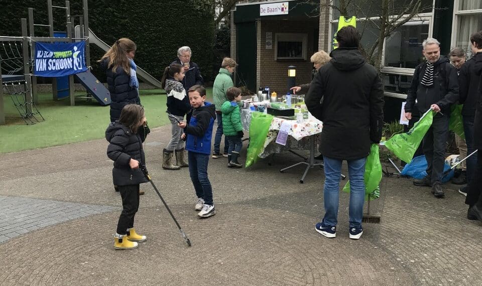 Stichting De Baan prikt en raapt enthousiast kilo’s zwerfafval bij elkaar