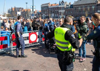 Spaarne ontruimd, verkoopverbod op alcohol in centrum Haarlem