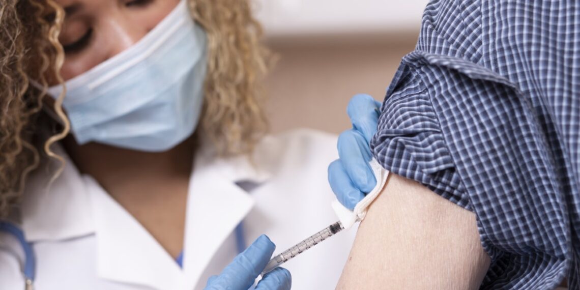 Nova studenten gaan GGD Kennemerland helpen met het zetten van coronaprikken