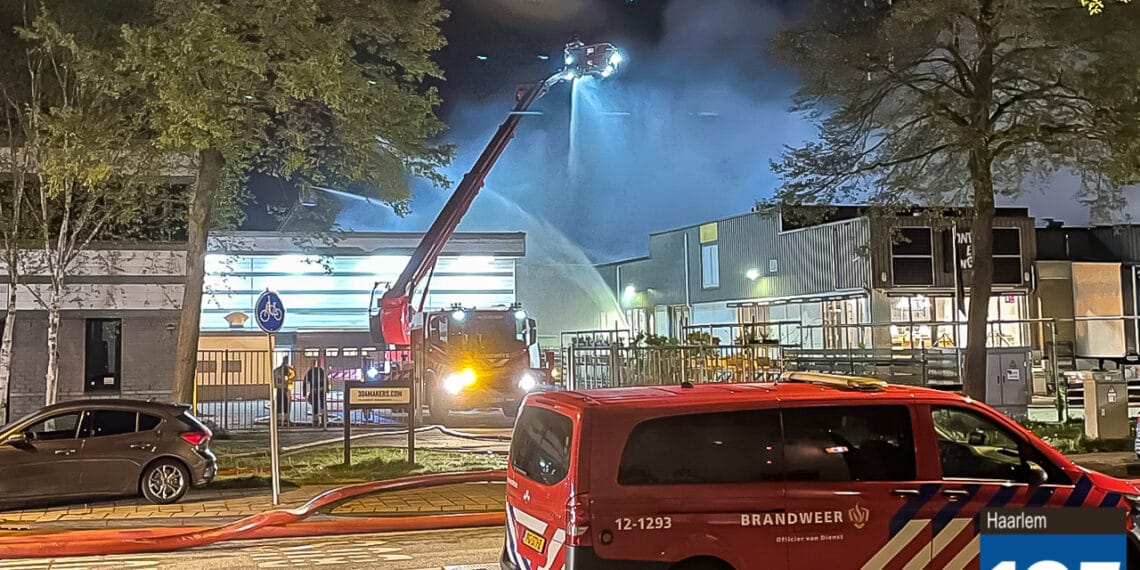 Grote brand in batterijopslag in Waarderpolder