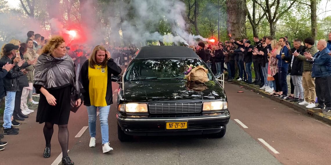 Erehaag met fakkels bij laatste eerbetoon aan neergeschoten Haarlemmer