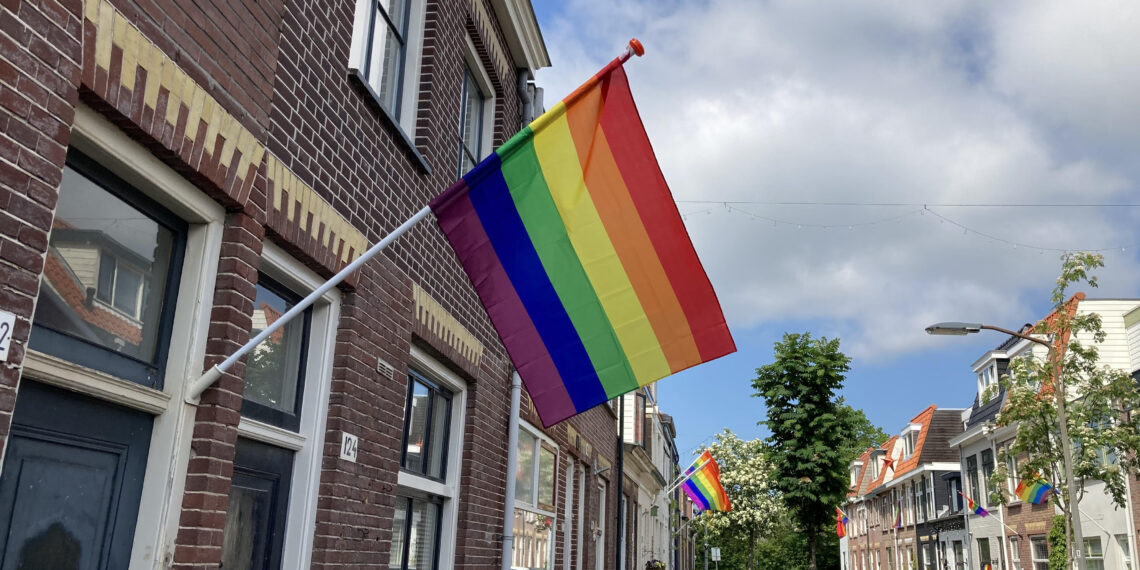 Steunbetuiging in Leidsebuurt na vernieling regenboogvlag: “Dit voelt heel fijn”