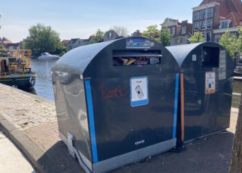 Haarlem wacht met afvalbakken op historische gracht tot uitspraak over bezwaren
