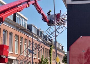 Steiger valt dwars over smalle straat in Haarlem